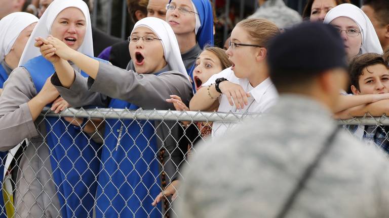 Miles de personas aguardan al papa en Washington