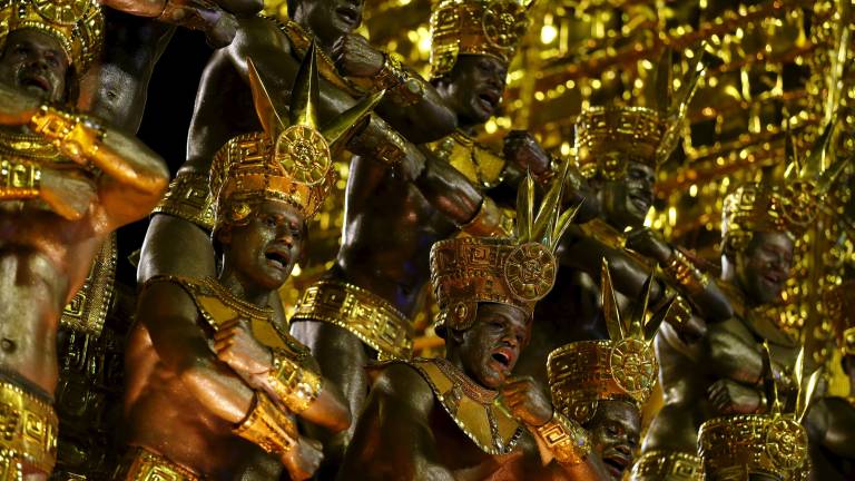 Comparsas callejeras en el último día de carnaval en Brasil
