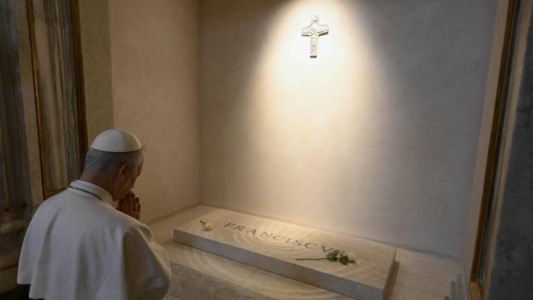 Esta foto fue tomada el 10 de mayopor Vatican News y se ve al Papa León XIV orando frente a la tumba de Francisco en la Basílica Santa Maria Maggiore Basilica en Rome.