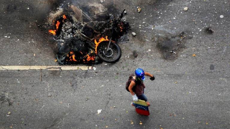 Caracas amanece con protestas y cortes de vías