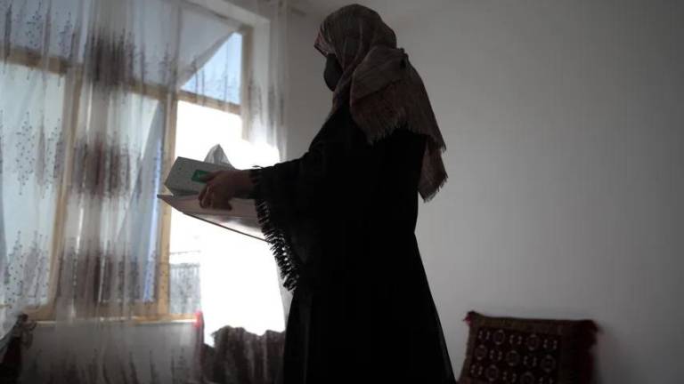 Jóvenes afganas pasan de ser estudiantes a amas de casa tras llegada al poder del régimen talibán