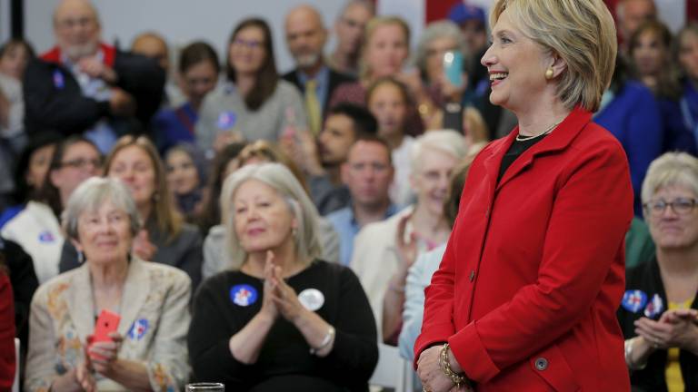 Clinton lidera primarias, pero sus rivales ganan terreno