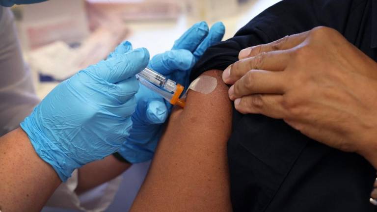 Moderna obtiene autorización de nueva vacuna de refuerzo contra COVID-19