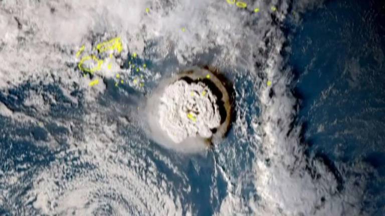 Erupción de volcán submarino provoca tsunami en Tonga: se oían gritos por todas partes