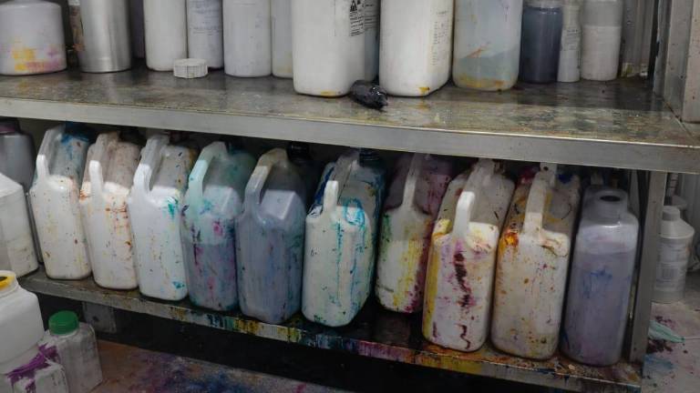 Arcsa clausura laboratorio cosmético en Quito tras hallar productos caducados y contaminación