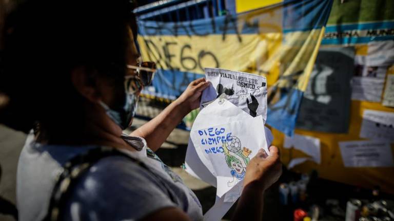 Hinchas de Diego Armando Maradona crean un &#039;altar&#039; en su honor afuera de La Bombonera, estadio de Boca Juniors