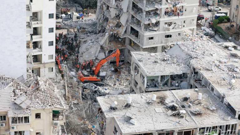 Misiles iraníes dejaron en escombros varios edificios de Bat Yam, cerca de Tel Aviv.