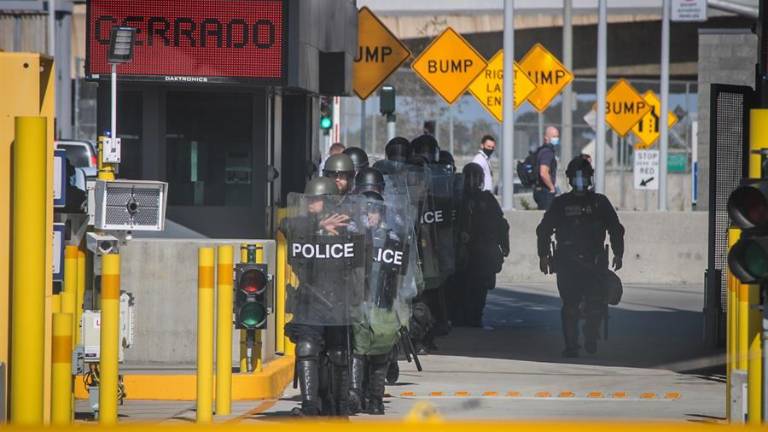 Estados Unidos alojará a algunas familias migrantes en hoteles cerca de la frontera