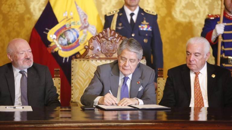 El expresidente Guillermo Lasso firmando uno de sus últimos decretos como autoridad. A él le corresponde una pensión mensual vitalicia.