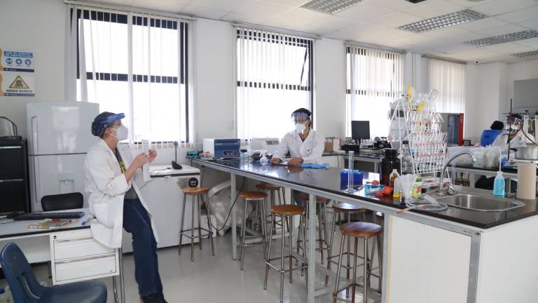 Laboratorios universitarios reciben a estudiantes con medidas de bioseguridad