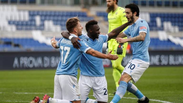 Felipe Caicedo anota un gol en la victoria de la Lazio