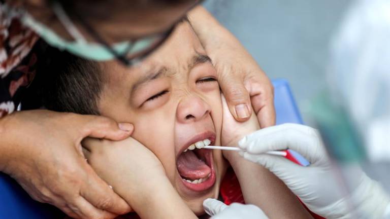 Cómo la saliva puede predecir la covid-19 y dejar atrás la prueba del hisopado