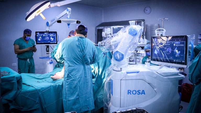 En la actualidad, dos casas de salud de Quito utilizan el nuevo robot ROSA, de Ormedic, que otorga al cirujano instrucciones de cortes precisos.