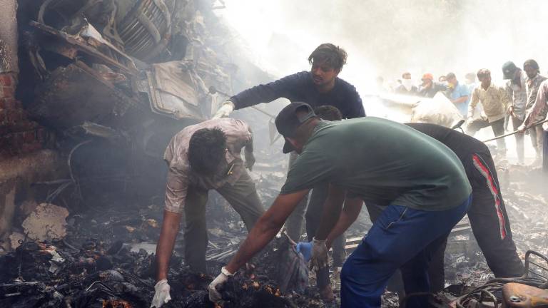 Los funcionarios de rescate trabajan en el lugar donde el vuelo 171 de Air India se estrelló en una zona residencial cerca del aeropuerto de Ahmedabad el 12 de junio de 2025.