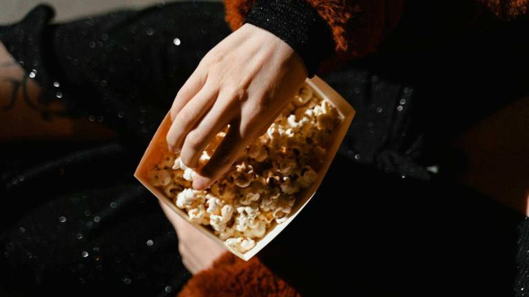 Multan a cadena de cines por no permitir a sus clientes entrar a ver películas con alimentos comprados afuera de la sala