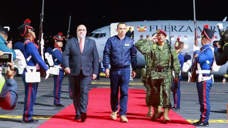 El presidente interino de Perú, José Jerí, durante su arribo a Quito.