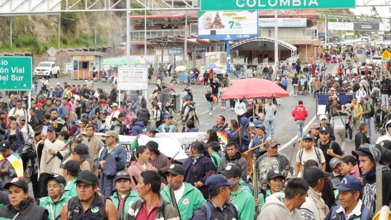 Indígenas de Colombia bloquean paso en la frontera con Ecuador por la destrucción de puentes