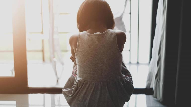 Juzgan a una mujer en Francia por matar de hambre a su hija de 13 años