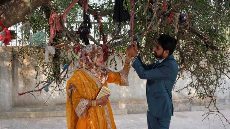 El &quot;templo del amor&quot;, la última esperanza de los enamorados paquistaníes