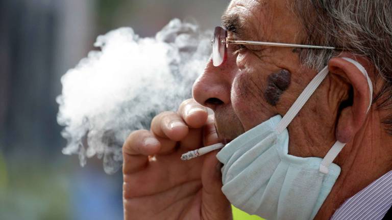 Los fumadores tienen niveles más altos de una enzima que permite el ingreso del covid-19