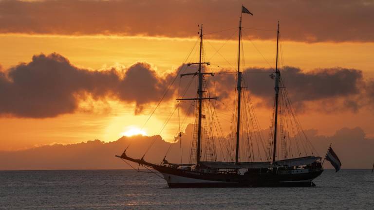 El barco que recrea la vuelta al mundo de Darwin llega a las Galápagos con su tataranieta