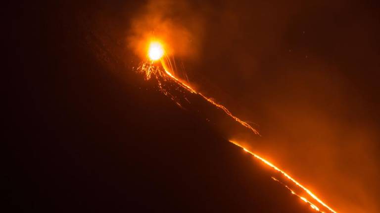 Dos ríos de lava por efusiva erupción volcán de Fuego de Guatemala
