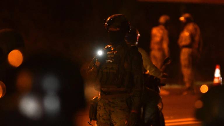 Fotografía de un militar realizando un operativo de búsqueda de armas y droga en el cantón Montecristi, en la provincia de Manabí.