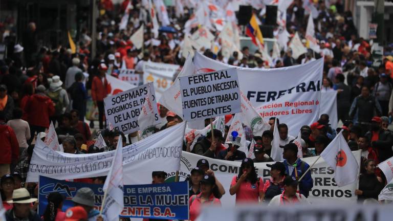 Sindicatos marchan en Quito en defensa de pensiones y derechos, ante la reelección de Daniel Noboa
