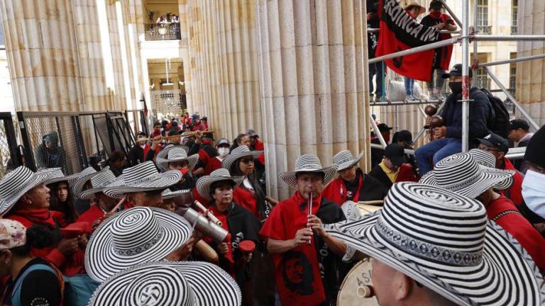 Cientos de manifestantes intentan irrumpir en el Capitolio de Colombia