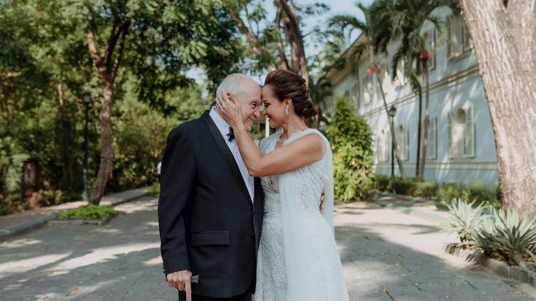 Marcela Aguiñaga junto a su padre, Roosevelt Xavier Aguiñaga Villafuerte.