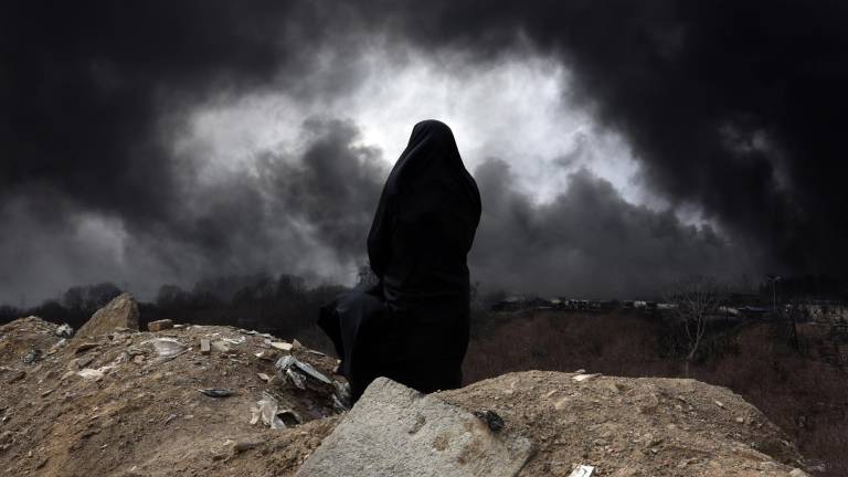 Aire apocalíptico en Teherán: bombardeos en instalaciones petroleras causan espesa humareda negra