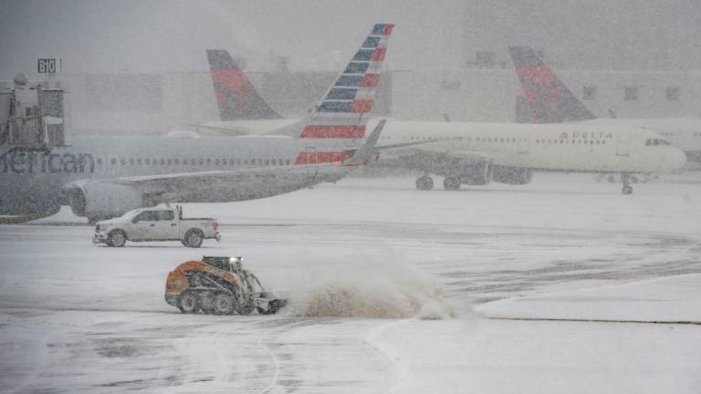 Gran tormenta invernal en EE.UU.: un avión privado con ocho personas a bordo se estrella en un aeropuerto