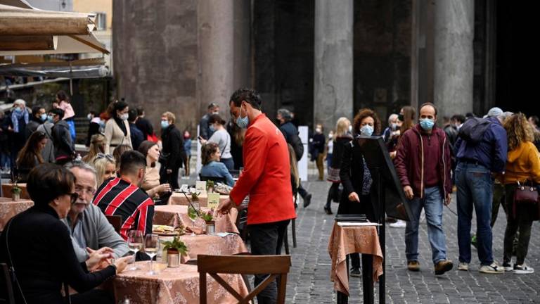 Italia cerrará las zonas más concurridas de sus ciudades para frenar al covid-19