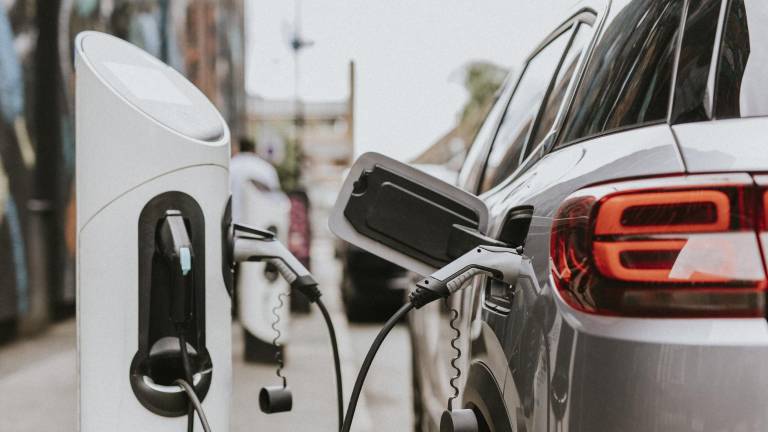 Daniel Noboa informa que los autos eléctricos pagarán una matrícula de 10 dólares