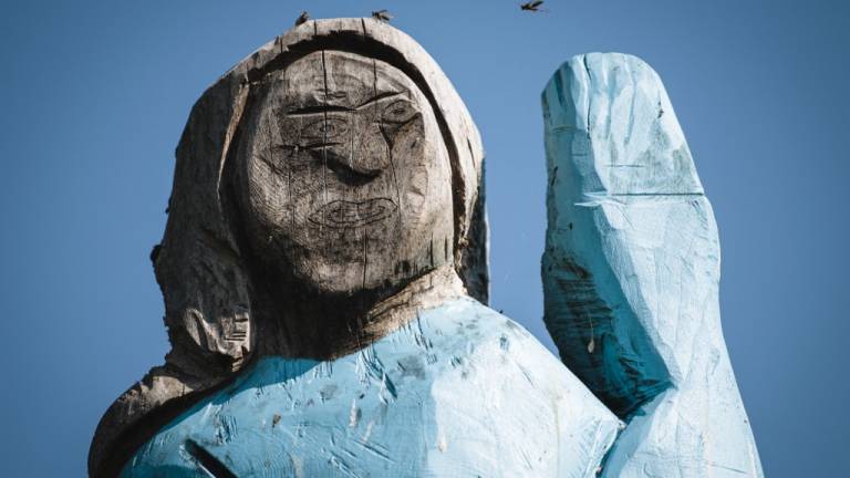 La &#039;fea&#039; estatua de Melania Trump que divide a su pueblo natal