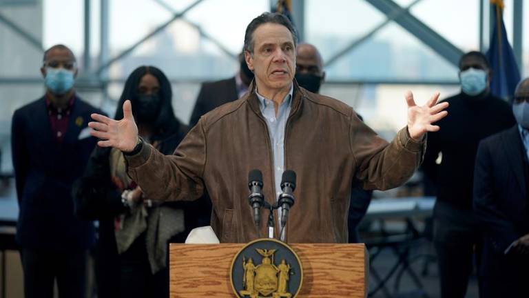 El gobernador de Nueva York se queda solo ante la presión para que dimita, tras acusaciones de acoso sexual