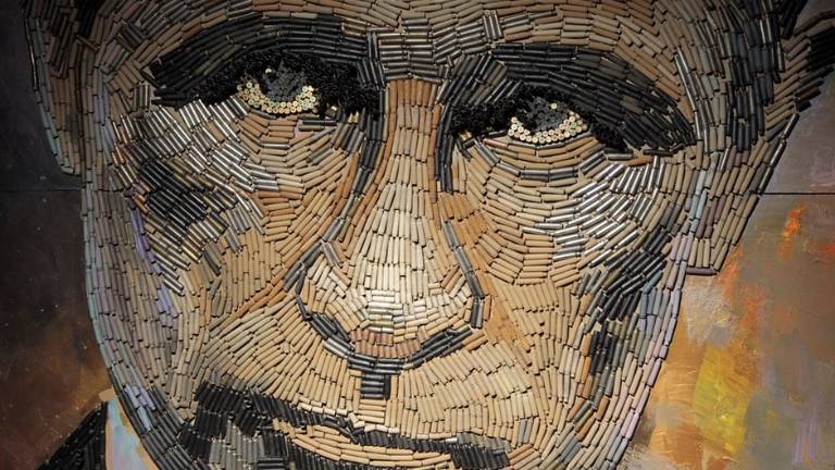 Una artista crea un retrato de Putin con miles de cartuchos de bala