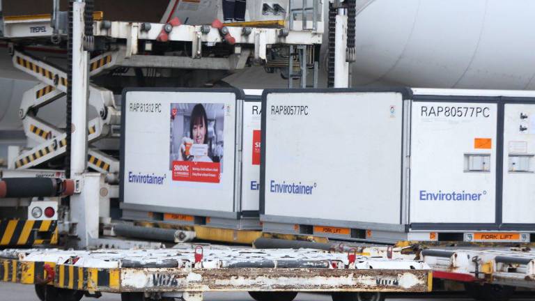 Dos millones de dosis de la vacuna de Sinovac llegaron a Ecuador