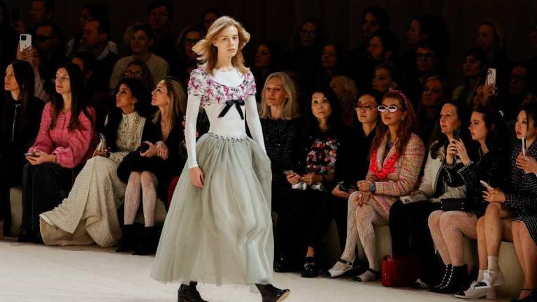 Una modelo presenta una creación para Chanel durante la Semana de la Moda de Alta Costura Femenina Primavera/Verano 2024 en París el 23 de enero de 2024. (Foto de Geoffroy VAN DER HASSELT / AFP)