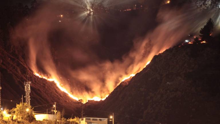 Incendio forestal en Quisapincha moviliza a Bomberos de Ambato: difícil acceso complica labores