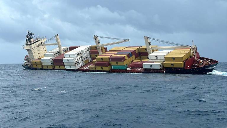 Un buque portacontenedores con bandera liberiana y carga peligrosa se hundió frente a la costa sur de Kerala, en la India, informó la Armada de ese país el 25 de mayo.