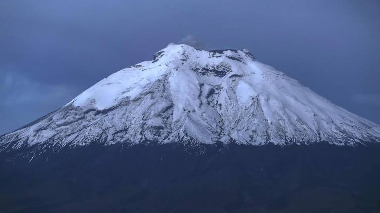Observan una emisión de ceniza de 500 metros sobre el volcán Cotopaxi