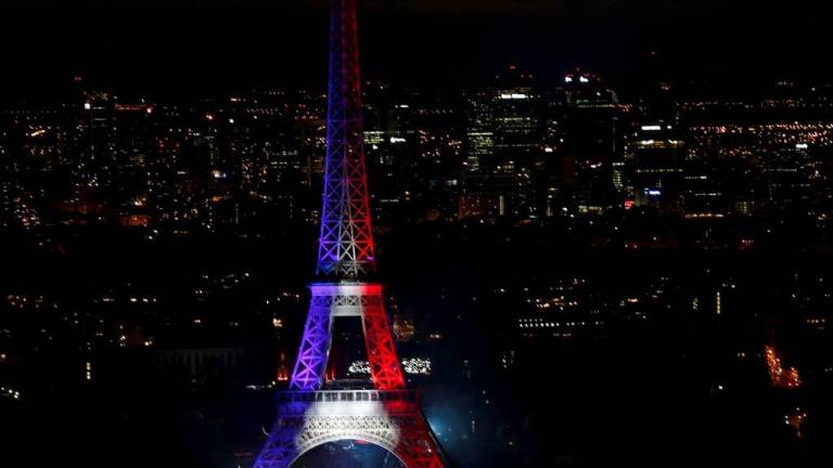 La Torre Eiffel, iluminada con los colores de la bandera francesa