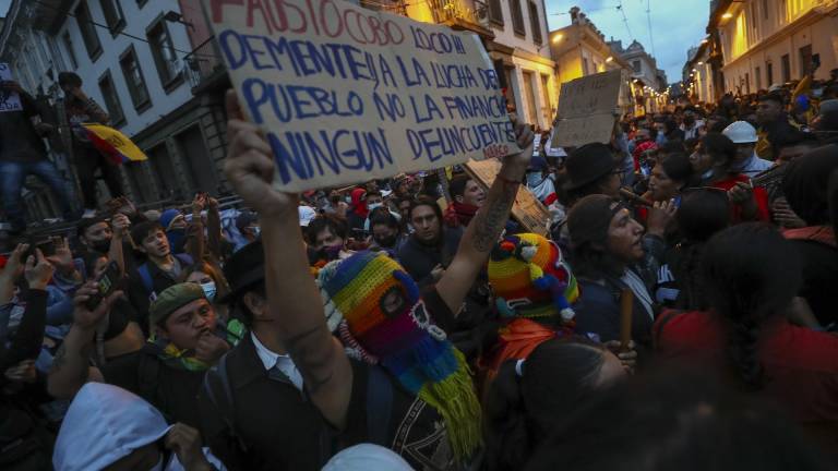 Personas protestan hoy contra el Gobierno de Guillermo Lasso, en Quito (Ecuador).