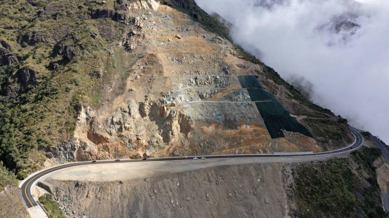 Municipio de Cuenca y Prefectura del Azuay trabajarán en el mantenimiento de las vías estatales