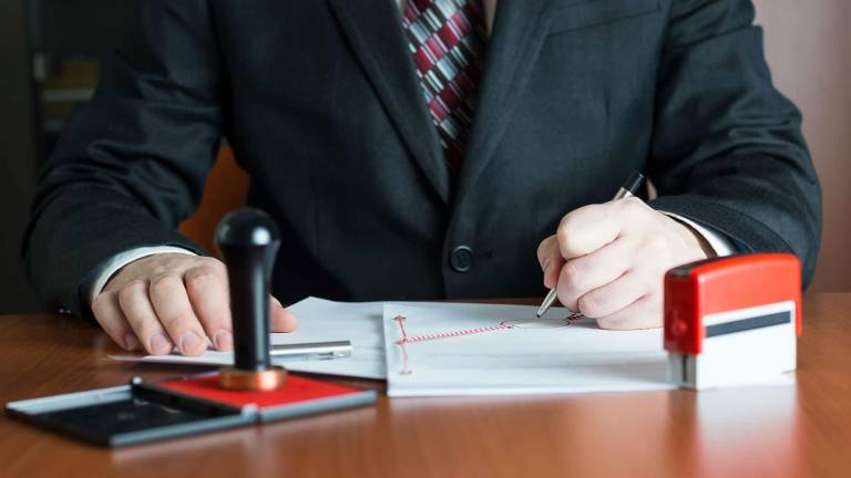 Condenan a un exnotario a tres años de prisión, tras falsificar un documento privado en Azuay