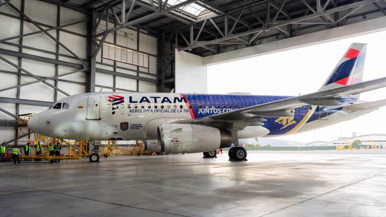 Foto del avión de Latam en un hangar del aeropuerto.