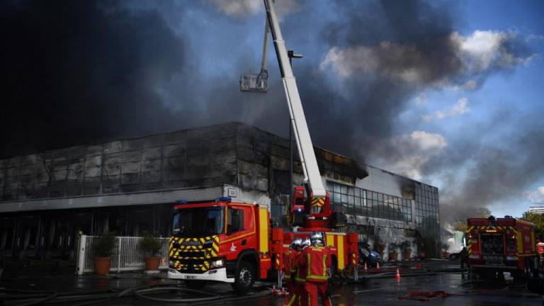 Un centenar de bomberos y treinta aparatos fueron movilizados al mercado de Rungis, a 7 km. al sur de París.
