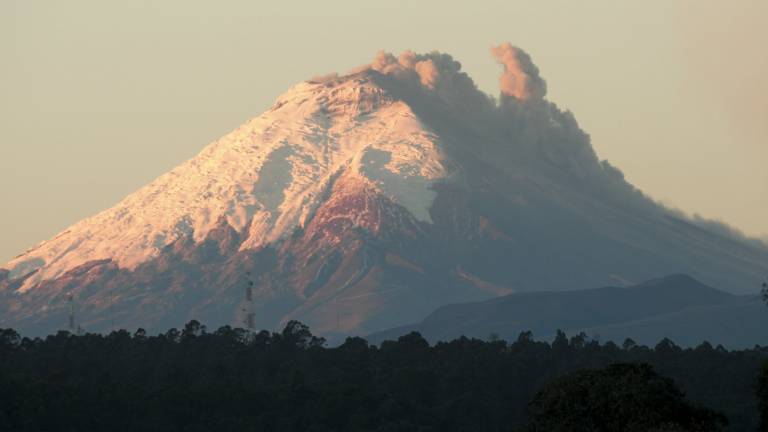 Volcán Cotopaxi continúa con la emisión de vapor