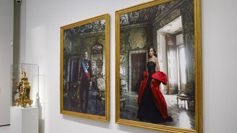 El Banco de España presentó los retratos de los reyes de España, que fueron realizados por la fotógrafa Annie Leibovitz. Las imágenes de sus majestades se encuentran en la sala del Consejo del Banco de España de Madrid.